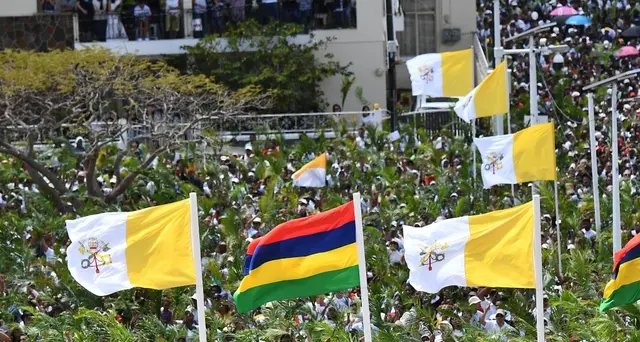 Mauritius, in 100 mila a messa del Papa