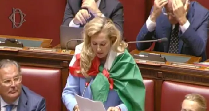 Michaela Biancofiore alla Camera avvolta dal Tricolore