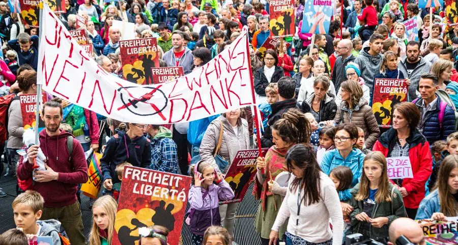 I disegni dei bambini in piazza per la libertà di scelta vaccinale