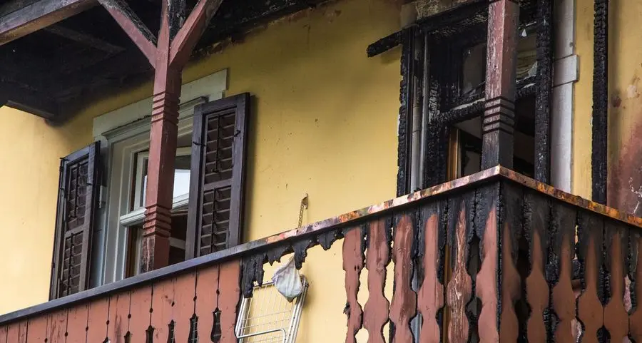 Una seconda molotov inesplosa sul balcone: caccia al commando