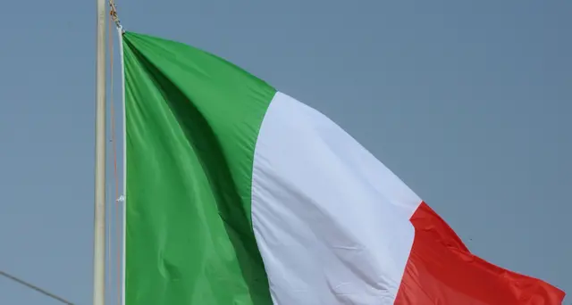 Danno fuoco a tricolore, denunciati