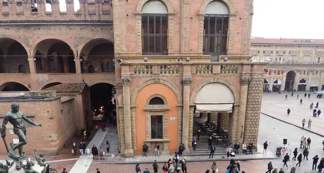 Fa pipì in centro a Bologna, 5mila euro multa