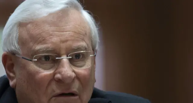 Presidente Cei dona scarpe senza dimora