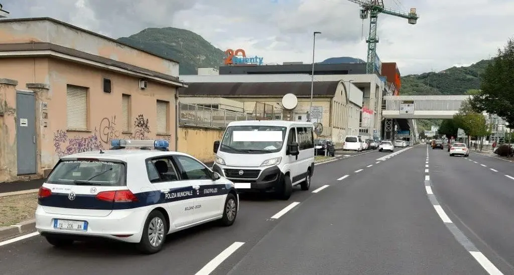 Ancora un'auto in contromano in via Galilei