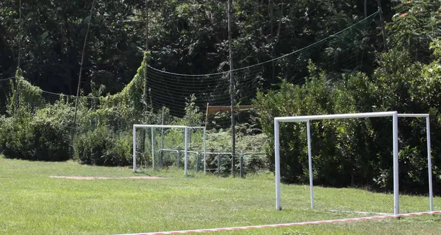 Schernito su Whatsapp per le sue scarse qualità calcistiche, va al campo e spara
