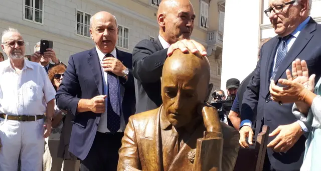 Trieste, inaugurata statua di D'Annunzio