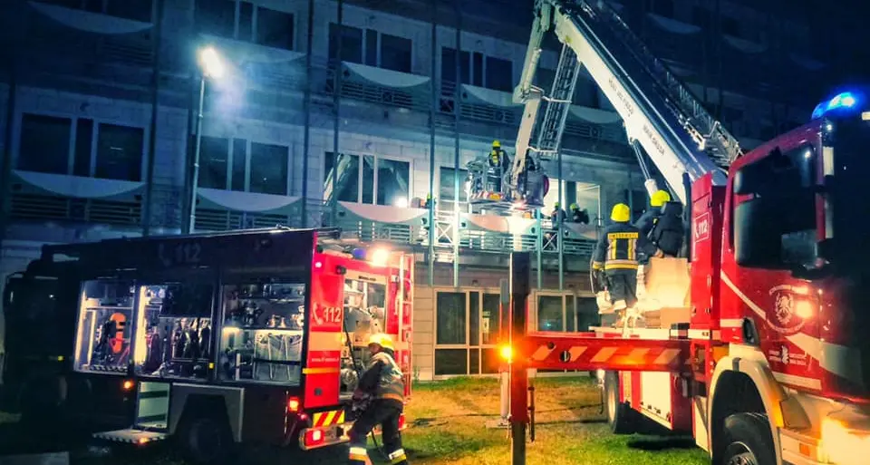 Incendio nella notte nei laboratori dell'ospedale di Merano