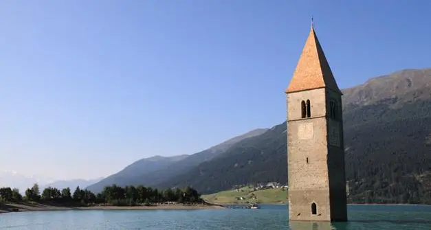 Ciclista cade al lago di Resia: è grave