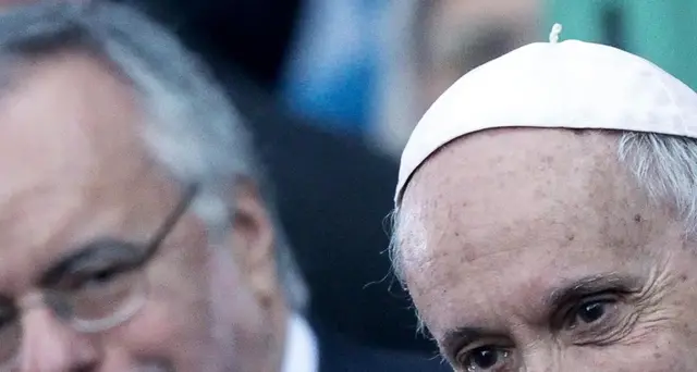 Papa, insensato chiudere a migranti