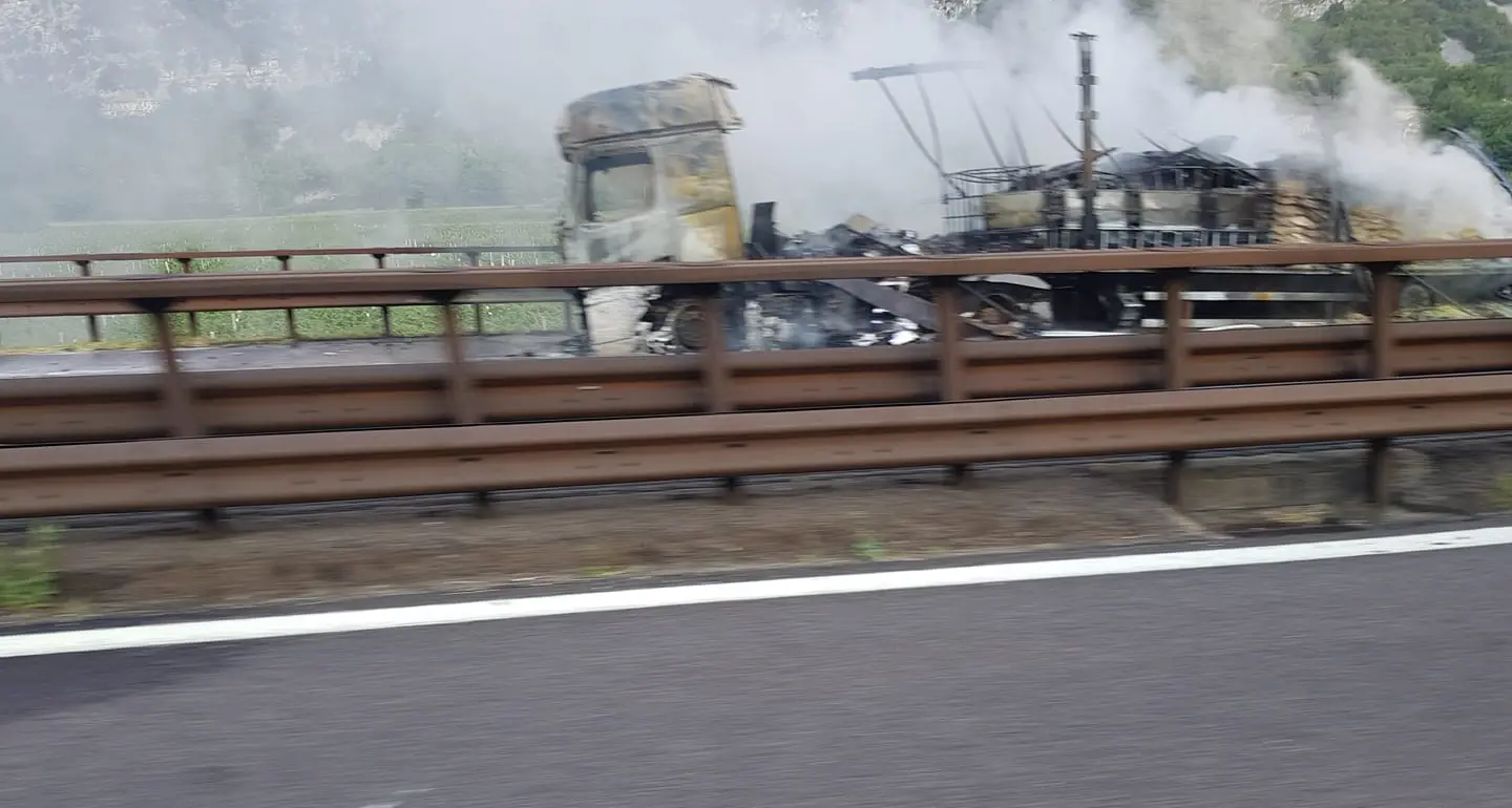 A22, camion in fiamme tra Ala e Affi: code e disagi in entrambe le direzioni di marcia