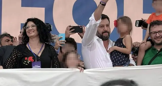 Salvini,bimba su palco? Chi se ne frega