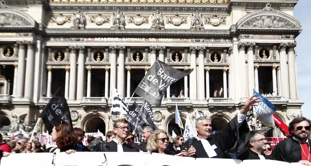 Francia, professionisti in piazza