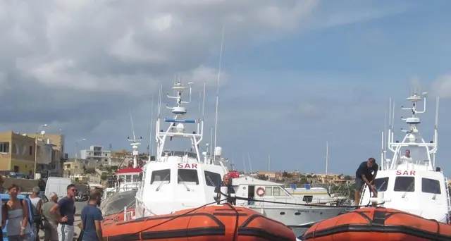 Guardia costiera salva 90 migranti