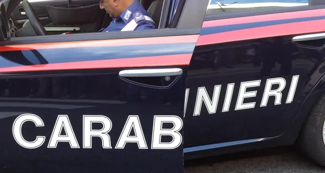 Lo deride, minaccia 18enne con coltello