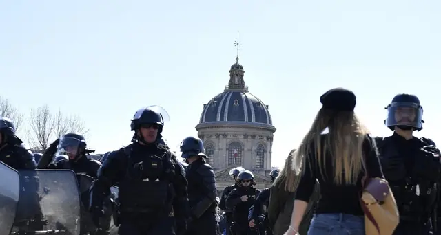Parigi, gilet gialli con corteo clima