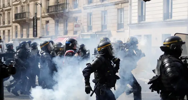 Gilet gialli, scontri su Champs-Elysees
