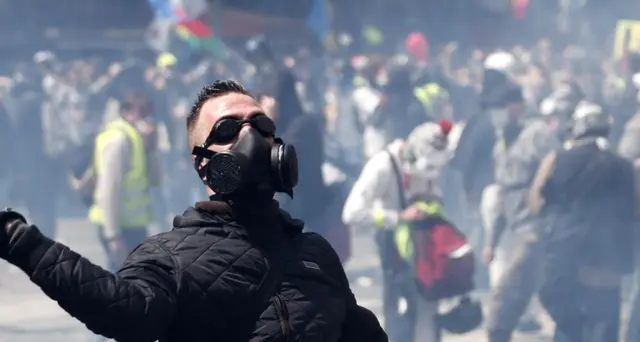 Parigi, via black bloc da corteo clima
