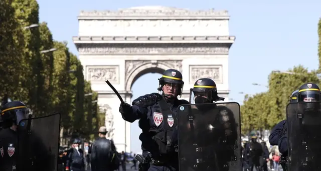 Parigi, Greenpeace lascia corteo