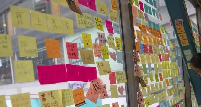 Hong Kong, eliminati post-it libertarie