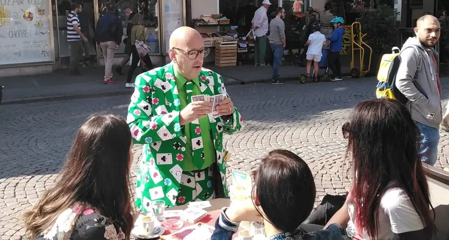 Passanti rapiti dalla magia