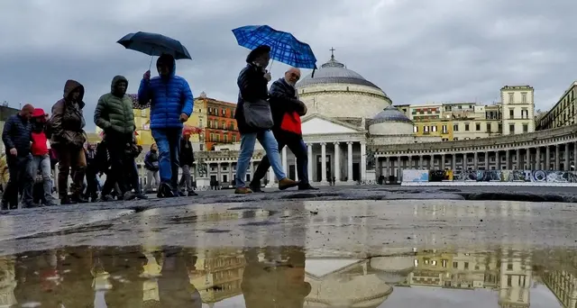 Voragini e allagamenti in strade Napoli