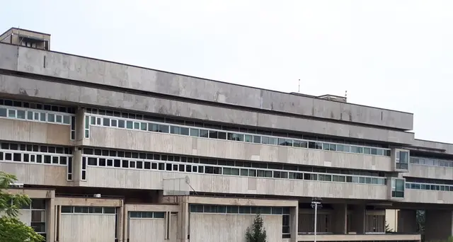 Falso cieco ripreso mentre gioca a carte