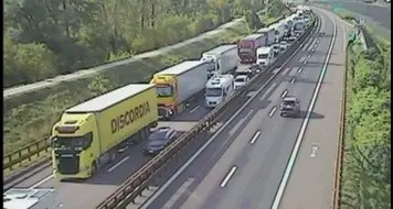 A22, una lunga colonna di auto e camion tra San Michele e Bolzano