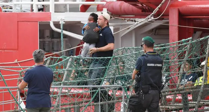 Migranti della Ocean Viking sbarcati a Messina. 'Hanno subito torture in Libia'