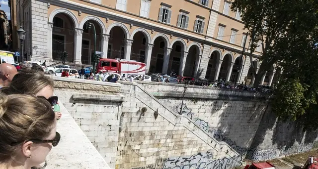 Si lancia nel Tevere, salvata da cc
