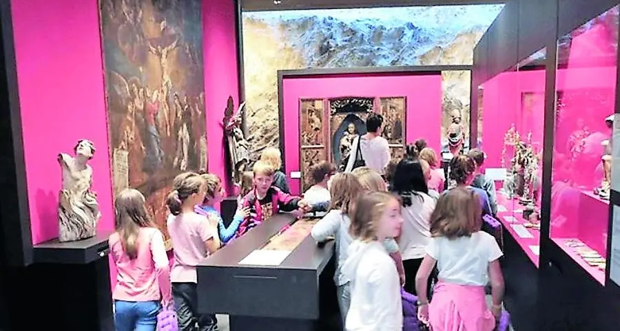 Bilinguismo a Palais Mamming imparando la storia della città