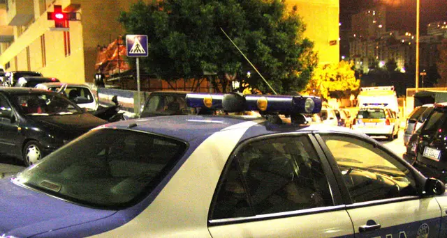 Tenta suicidio e accoltella poliziotto
