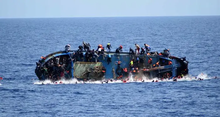 Barcone con 50 migranti si capovolge al largo delle coste libiche