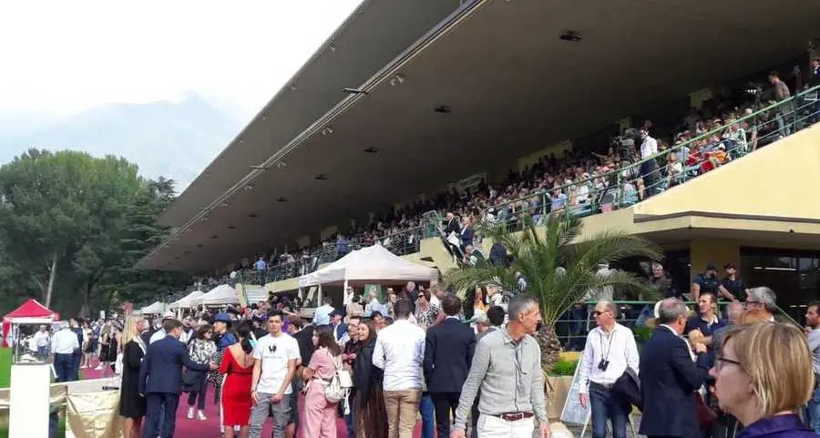 Eleganza e colori a Maia alla festa del Gran Premio