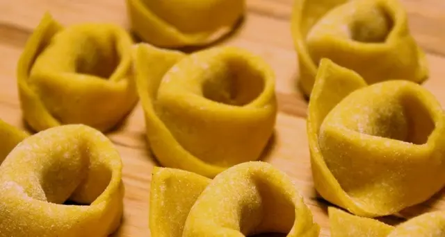 Tortellino senza maiale, destra insorge
