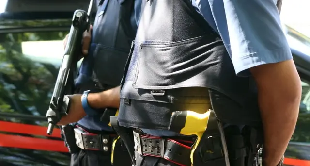 Botte e calci alla compagna, arrestato