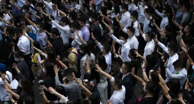 Hong Kong, sit-in contro la polizia