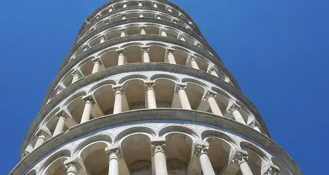 Incidono nome su Torre Pisa, arrestati