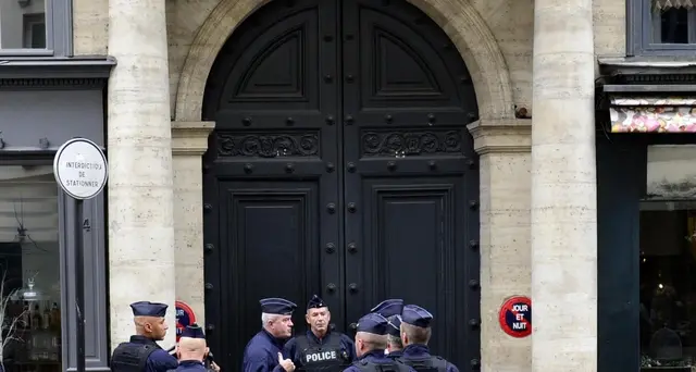 Due agenti accoltellati a Parigi