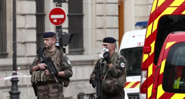 Parigi, morti l'aggressore e un agente