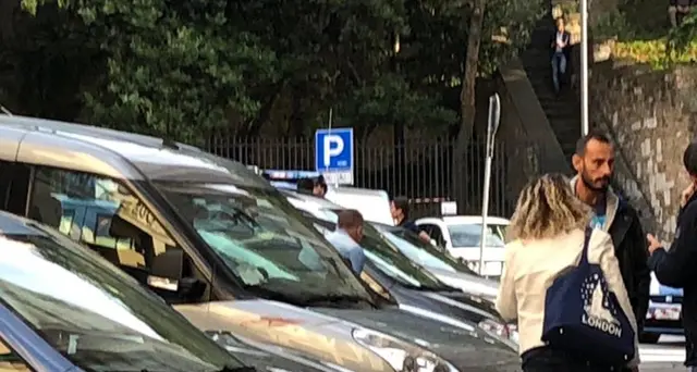 Portati in questura uccidono due agenti