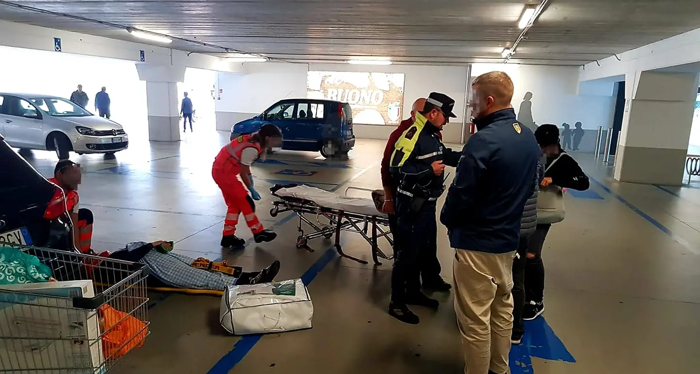 Tione, investe anziana nel parcheggio del supermercato e fugge, bloccata dai vigili