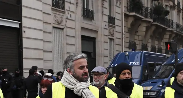 Parigi, gilet gialli occupano negozi