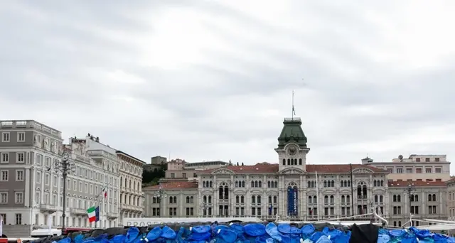 Bandiere a mezz'asta, Trieste a lutto