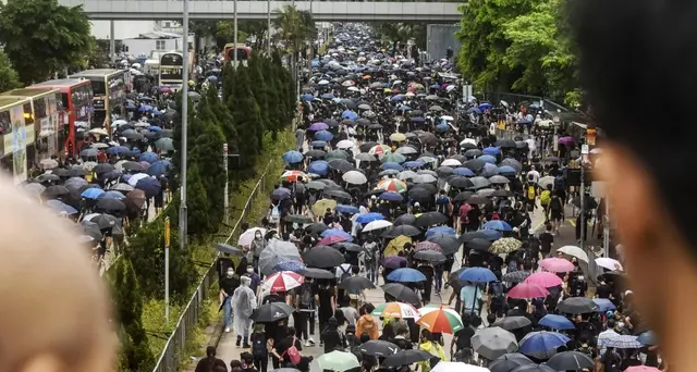 Hong Kong, monito dei militari cinesi