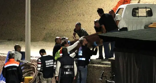 Naufragio davanti Lampedusa, nove i corpi recuperati