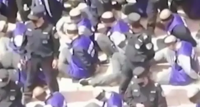 Video prigionieri bendati nello Xinjiang