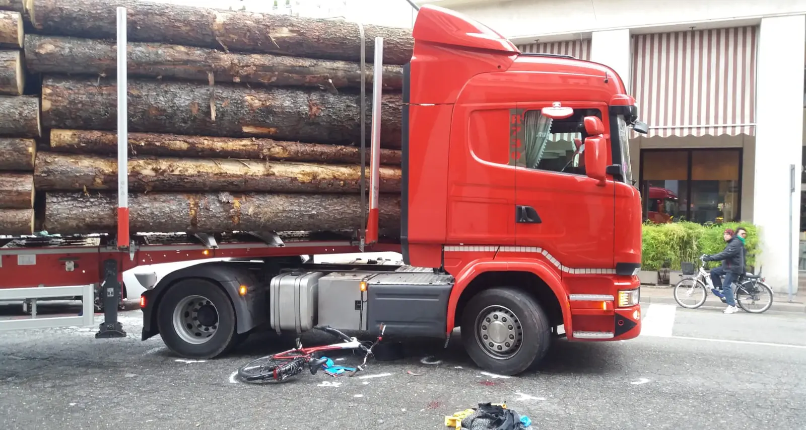 Ciclista centrata da un camion in Corso della Libertà