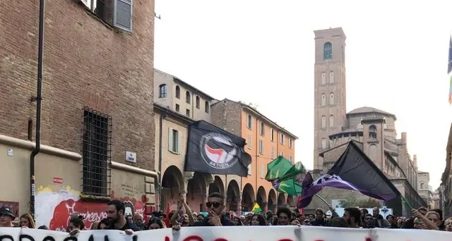 A Bologna corteo contro i raid turchi