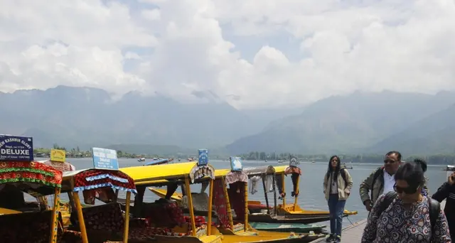 Kashmir riapre i confini ai turisti