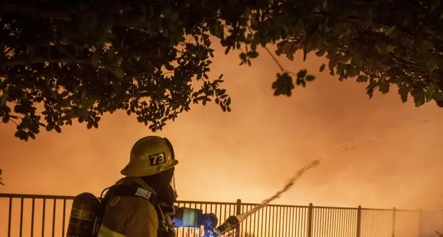 Maxi incendio a Los Angeles, evacuati